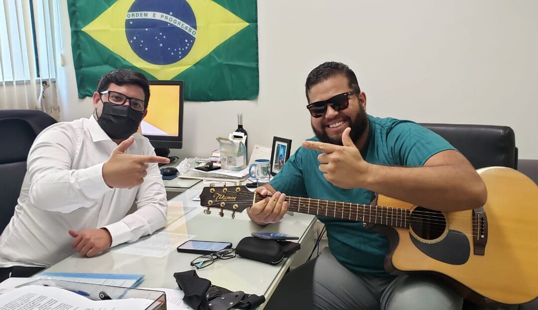 Vereador Vinícius Aith recebe músico de Sorocaba