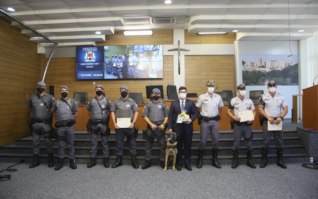 Vinícius Aith entrega congratulações a PMs  por apreensão de drogas