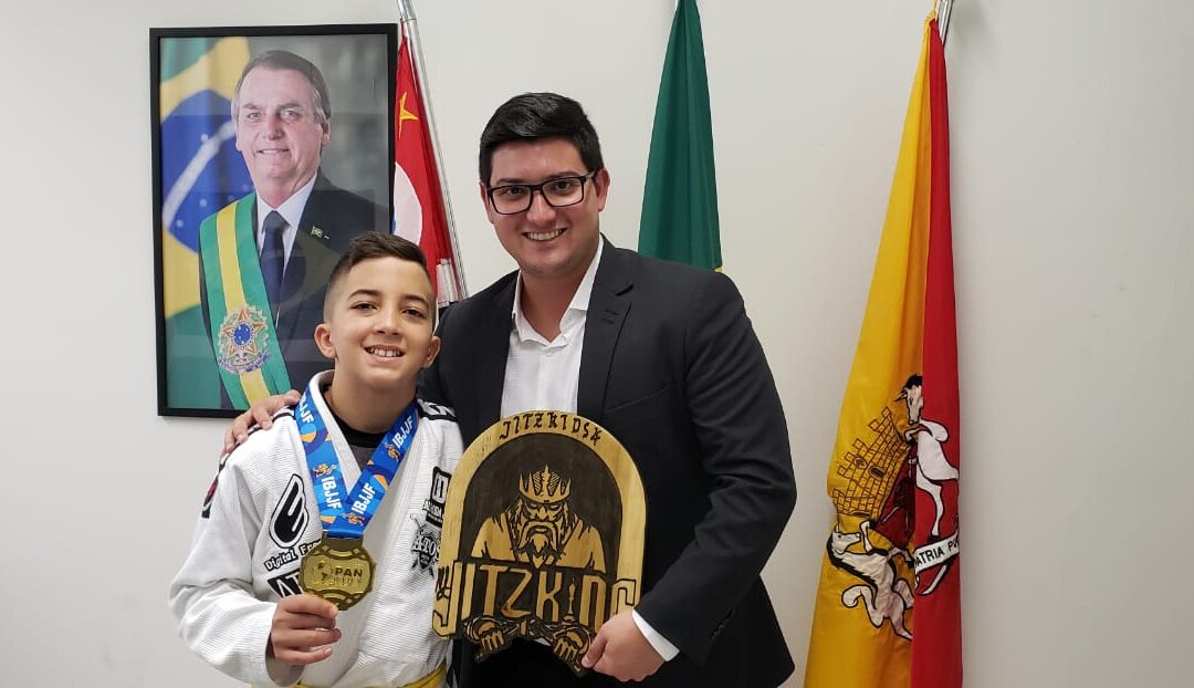 Vinícius Aith recebe campeão do Pan-Americano Kids de Jiu-Jitsu