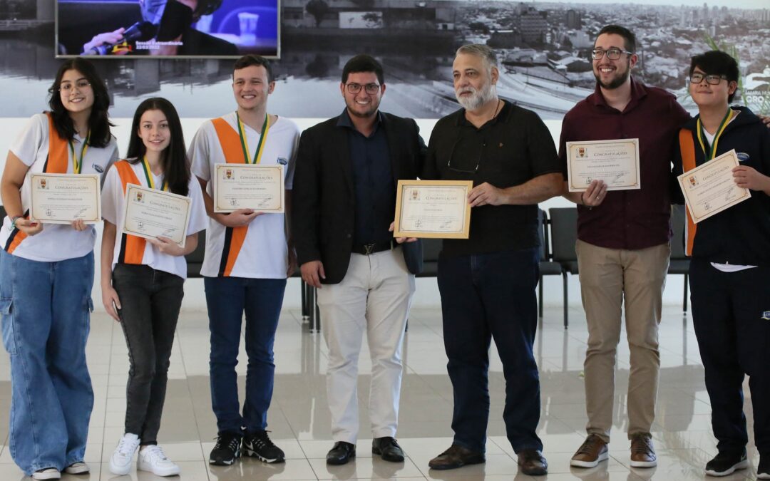 Câmara homenageia estudantes  vencedores de competição internacional de Matemática