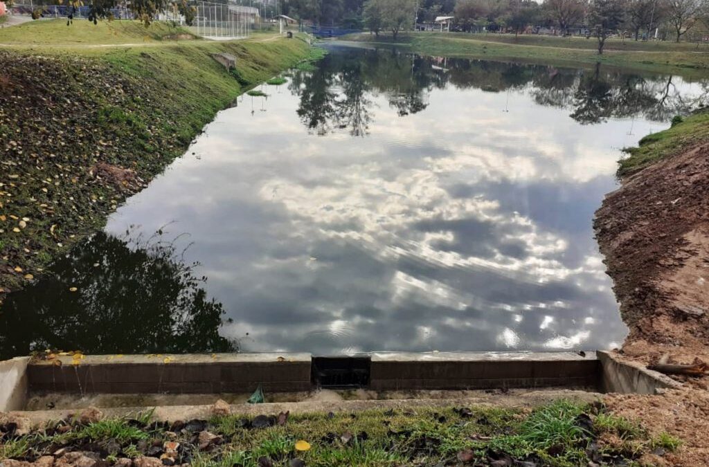 Vinícius Aith cobra solução para o esgoto no lago do Parque dos Espanhóis