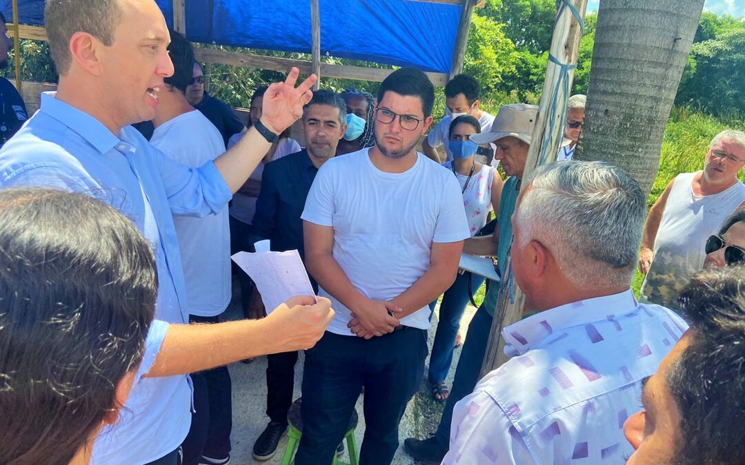 Vinícius Aith atende moradores no Horto Florestal com o prefeito   