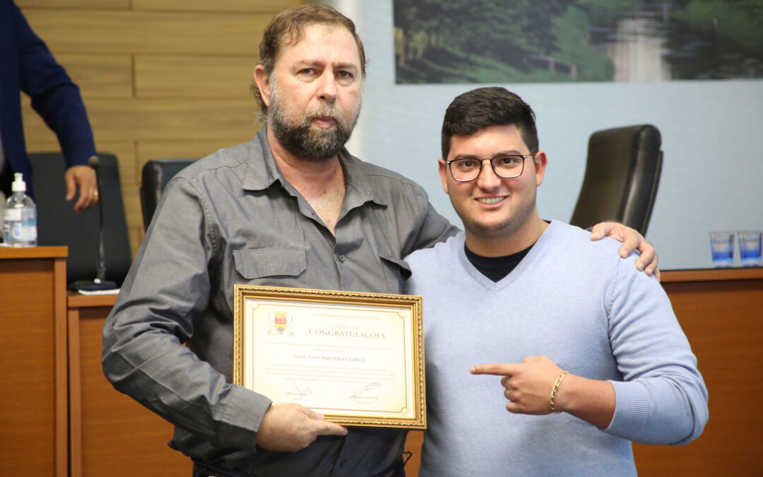 Câmara homenageia diretor da escola Antônio Padilha