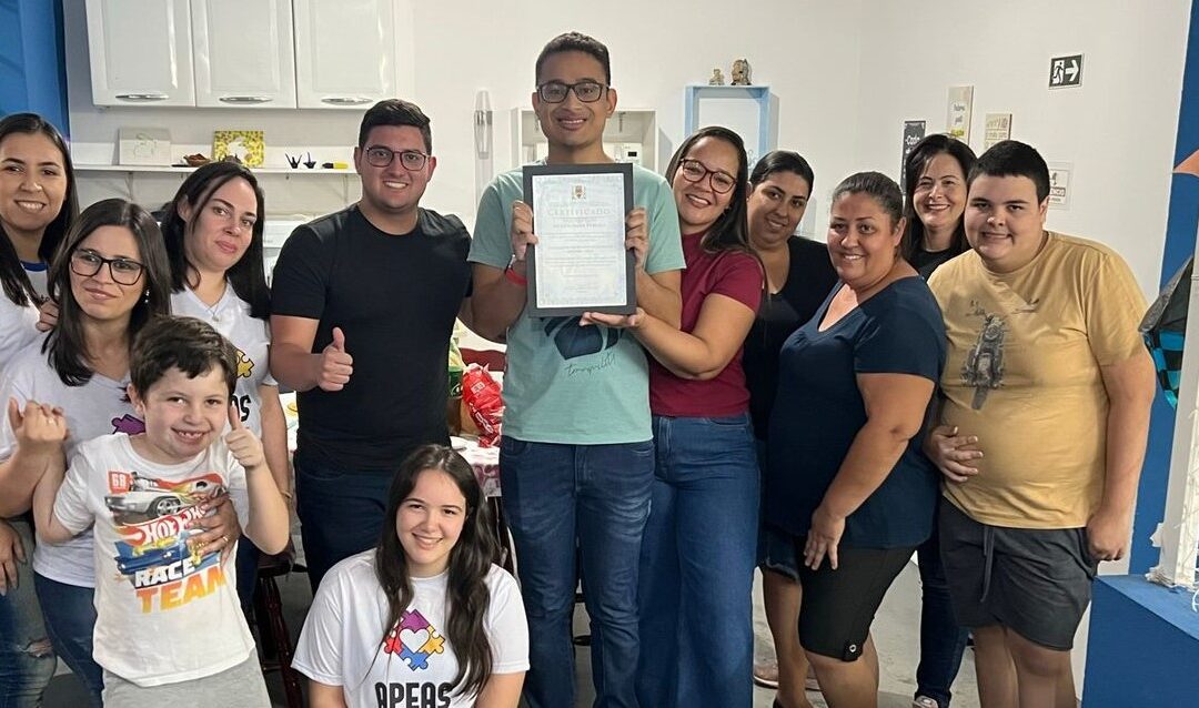 Vinícius Aith entrega certificado de Utilidade Pública à APEAS