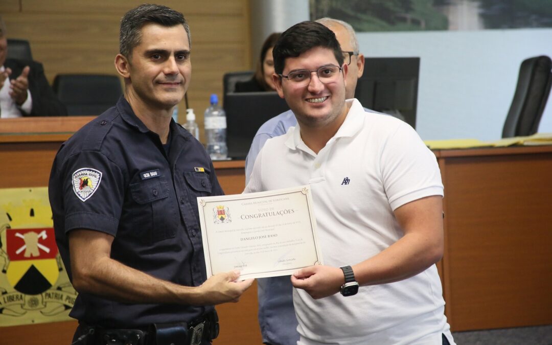 Câmara homenageia GCMs que salvaram vítimas de enchentes   