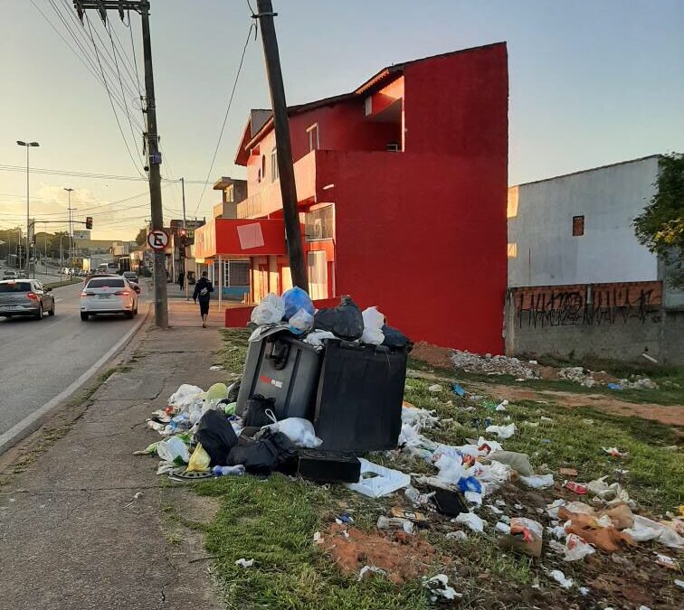 Vereador Aith cobra limpeza imediata em calçada na zona norte