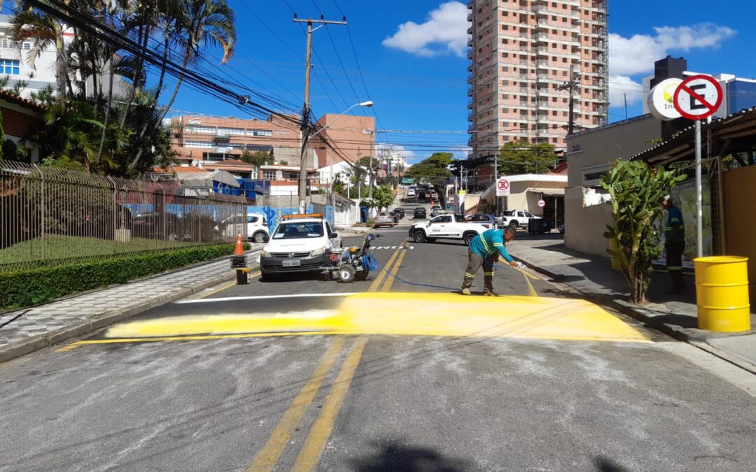 Vereador Aith comemora implantação de lombada no Jardim Faculdade