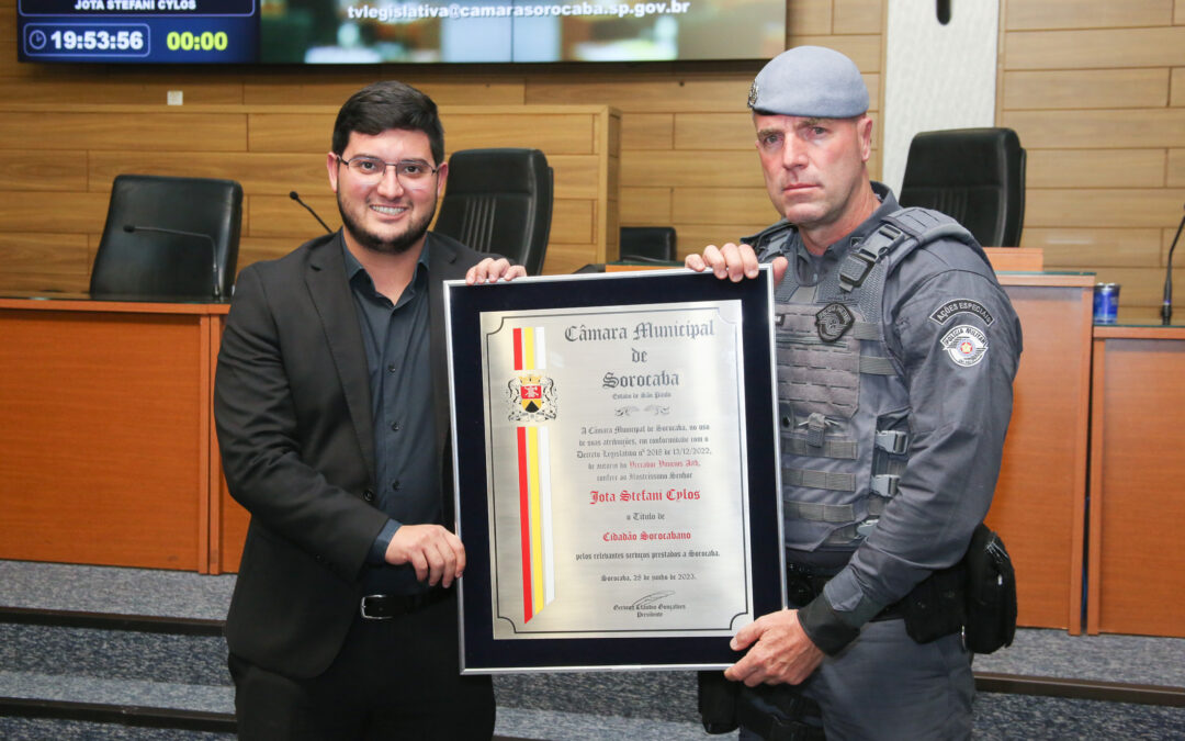 Vereador Aith entrega homenagem a policial militar pelo trabalho de combate às drogas através do canil da PM