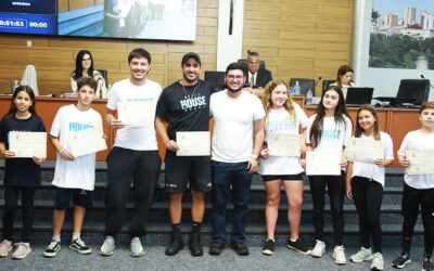 Vereador Aith entrega congratulações a atletas convocados para o Mundial de Beach Tennis